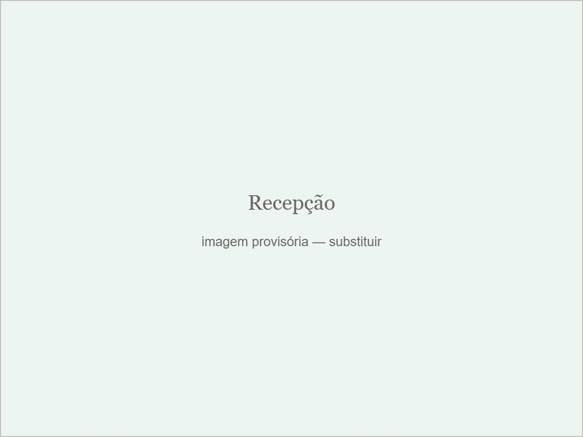Recepção do consultório, com balcão de atendimento e cadeiras de espera.