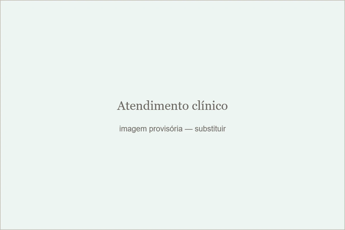 Atendimento clínico em andamento na cadeira odontológica.